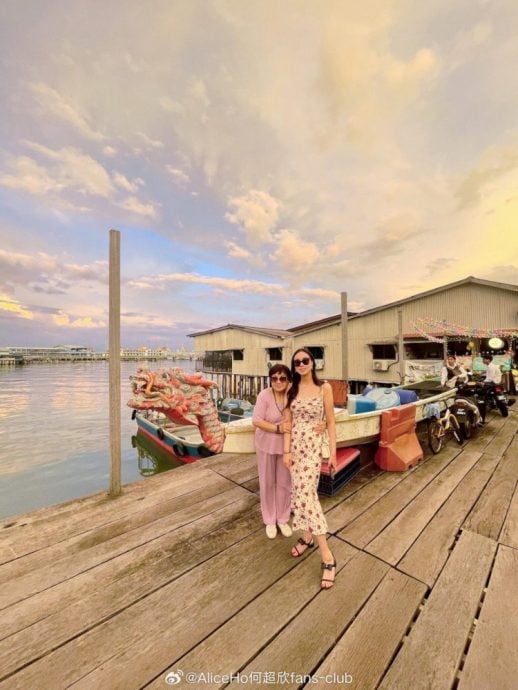 赌王四房祖孙3代畅游槟城 坐路边摊喝咖啡吃椰浆饭