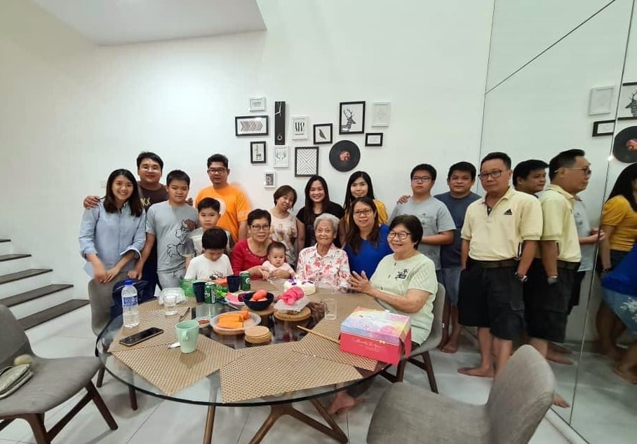 走过百年：人瑞洪金珠 当过警察 撑起家 