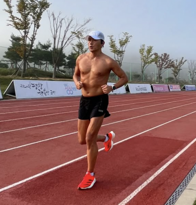 跑步脱上衣是自由还是失礼？ 韩演艺圈跑步代表有话说