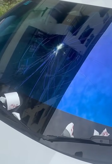 轿车一而再遭高空掷物砸坏 女子发火:管好你家孩子!