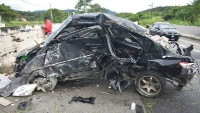 轿车失控撞分界堤 夫妻1死1伤