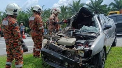 轿车撞路旁载柏油罗里   司机夹困受伤