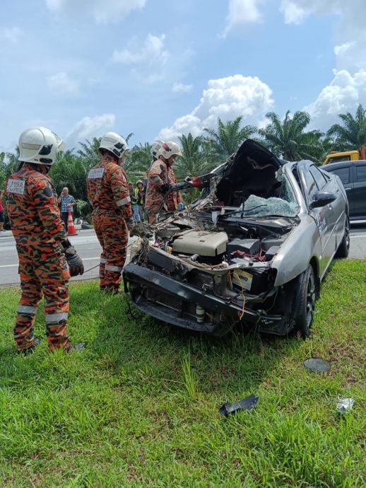 轿车撞载柏油罗里 司机被夹受伤
