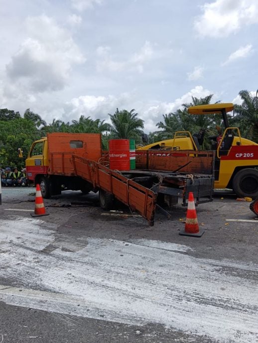 轿车撞载柏油罗里 司机被夹受伤