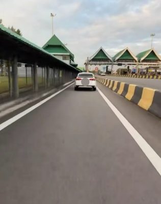 轿车误闯摩托通道惹议 网调侃:以为今天骑摩托?