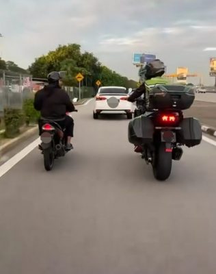 轿车误闯摩托通道惹议 网调侃:以为今天骑摩托?