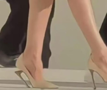迪丽热巴鞋跟断裂全程踮脚 同场Jisoo待遇差距掀热议