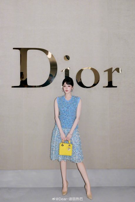 迪丽热巴鞋跟断裂全程踮脚 同场Jisoo待遇差距掀热议