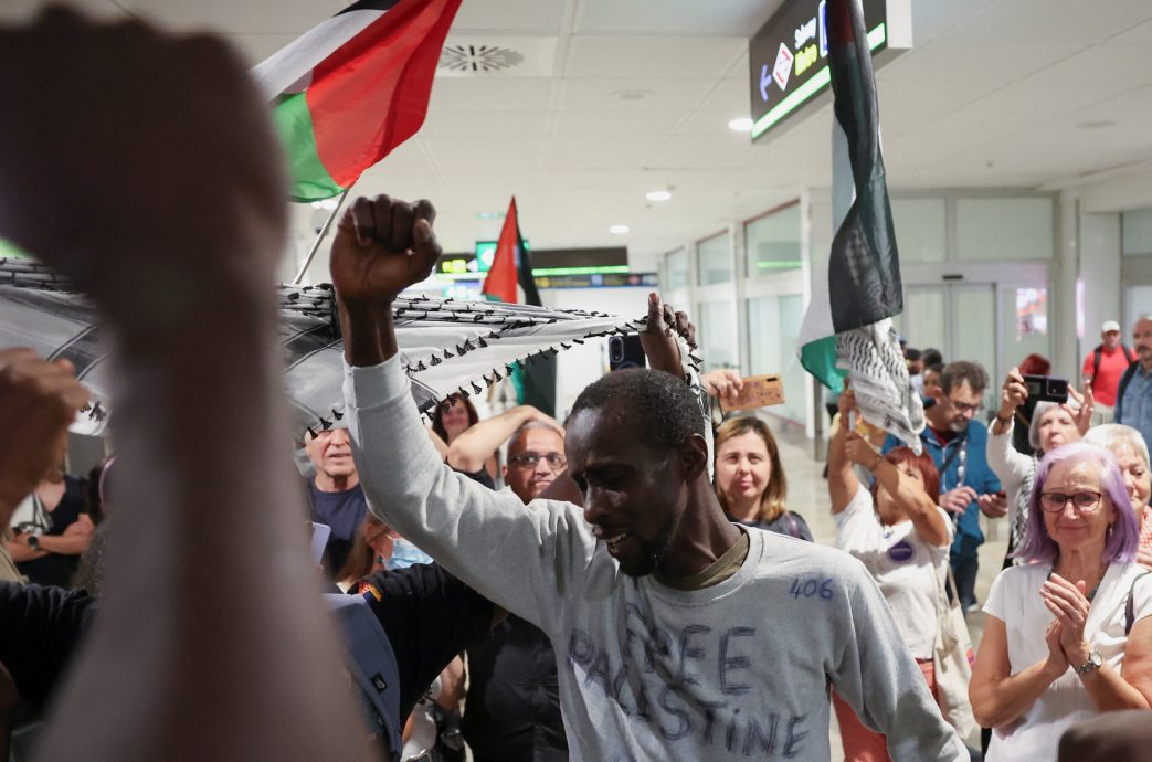 遭以色列驱逐后 环保斗士通贝里与加沙救援船员抵达希腊