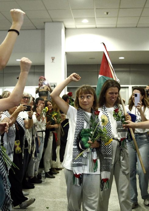 遭以色列驱逐后 环保斗士通贝里与加沙救援船员抵达希腊