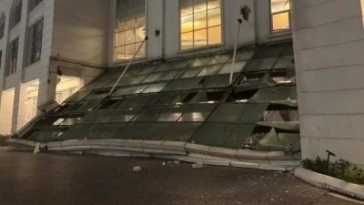 酒店遮阳篷突坍塌 送餐员:被吓坏了