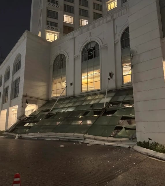 酒店遮阳篷突坍塌 送餐员:被吓坏了