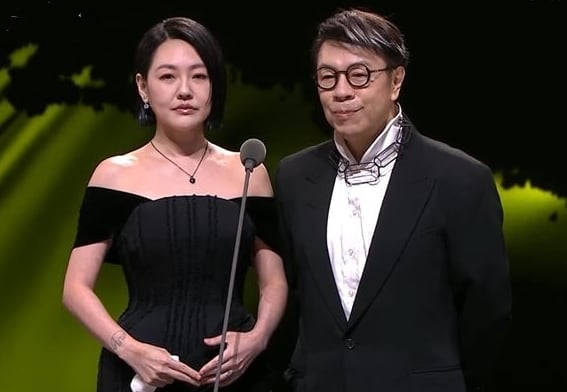 金钟60 | 小S夺“综艺主持”泪谢大S 献奖给妈妈填补内心空洞