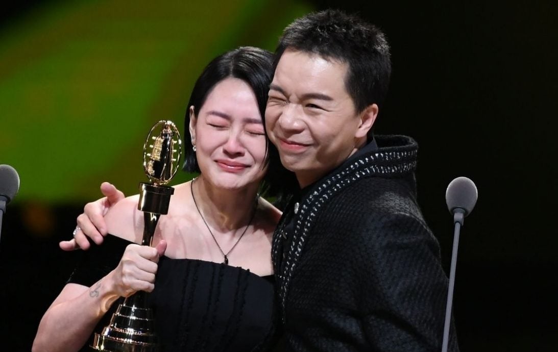 金钟60 | 小S夺“综艺主持”泪谢大S 献奖给妈妈填补内心空洞