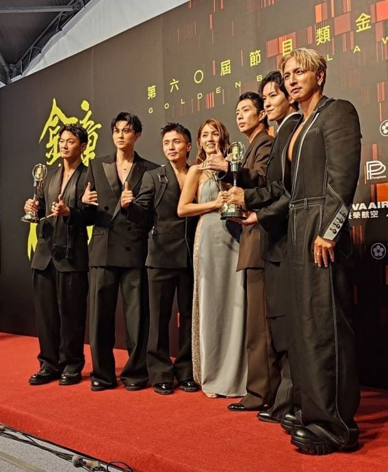 金钟60 | 小S夺“综艺主持”泪谢大S 献奖给妈妈填补内心空洞