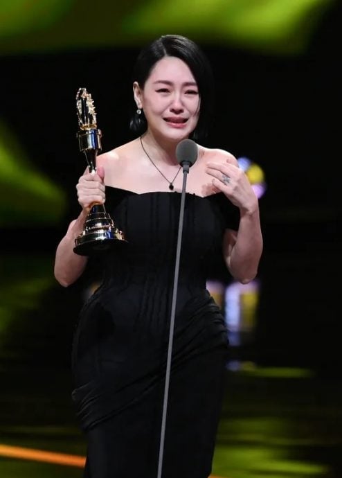 金钟60 | 小S夺“综艺主持”泪谢大S 献奖给妈妈填补内心空洞