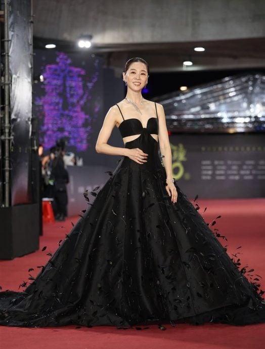 金钟60红地毯 | 坤达送柯佳嬿“上班” 曾莞婷成“红毯最辣”