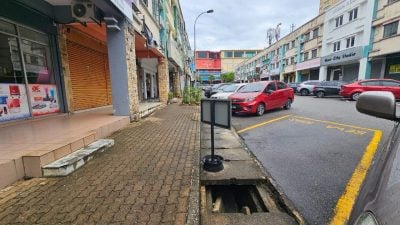 这边才补好 过几天又塌  金马扬商区沟盖补不尽