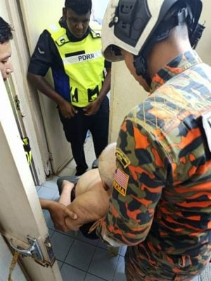长者虚弱反锁厕所 消拯员破门救出