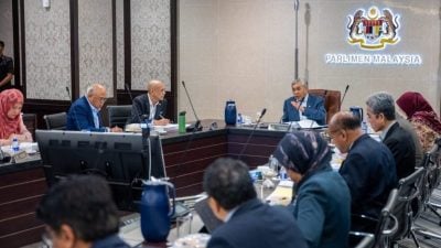 扎希：照顾低收入群体 探讨提供免费校车