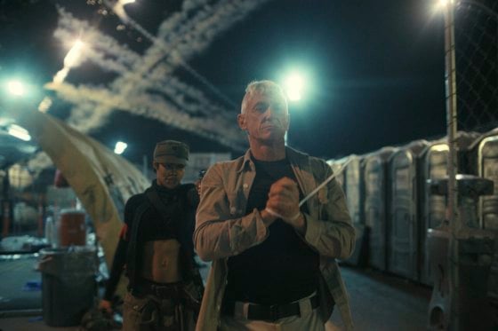 陈伟光／《One Battle After Another》两个极端的一战再战