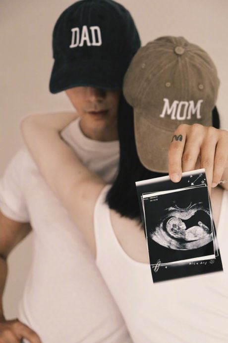 陈伟霆突宣布当爸 与何穗同步晒萌儿背影照