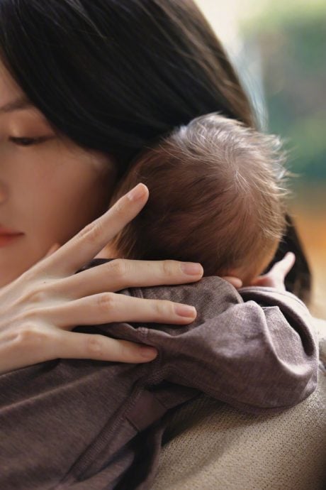 陈伟霆突宣布当爸 与何穗同步晒萌儿背影照