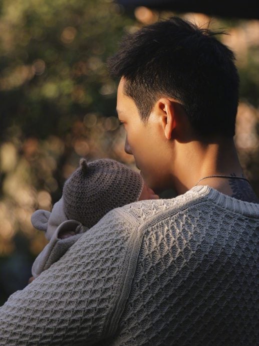 陈伟霆突宣布当爸 与何穗同步晒萌儿背影照