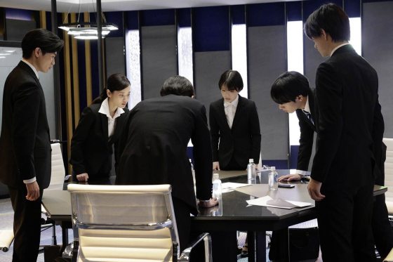 陈头头／【日本电影节】潜行在兔子洞的草蛇灰线中