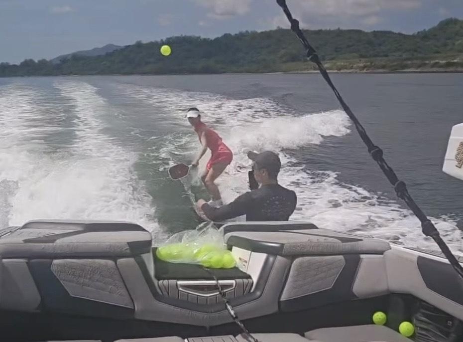 陈庭欣边冲浪边打匹克球 网民怒斥污染海洋