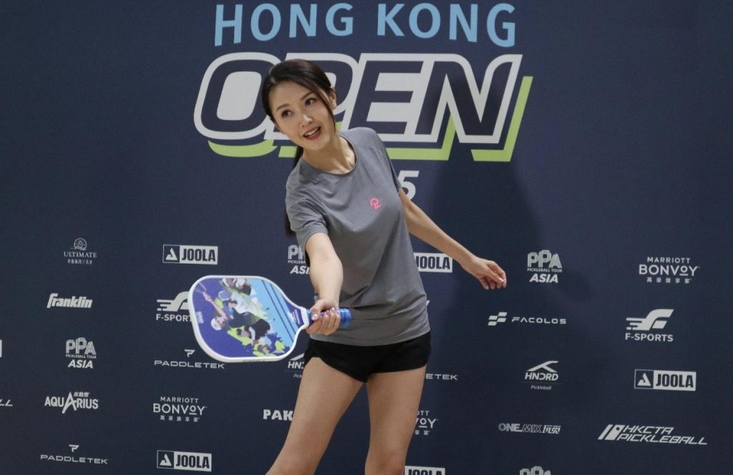 陈庭欣边冲浪边打匹克球 网民怒斥污染海洋