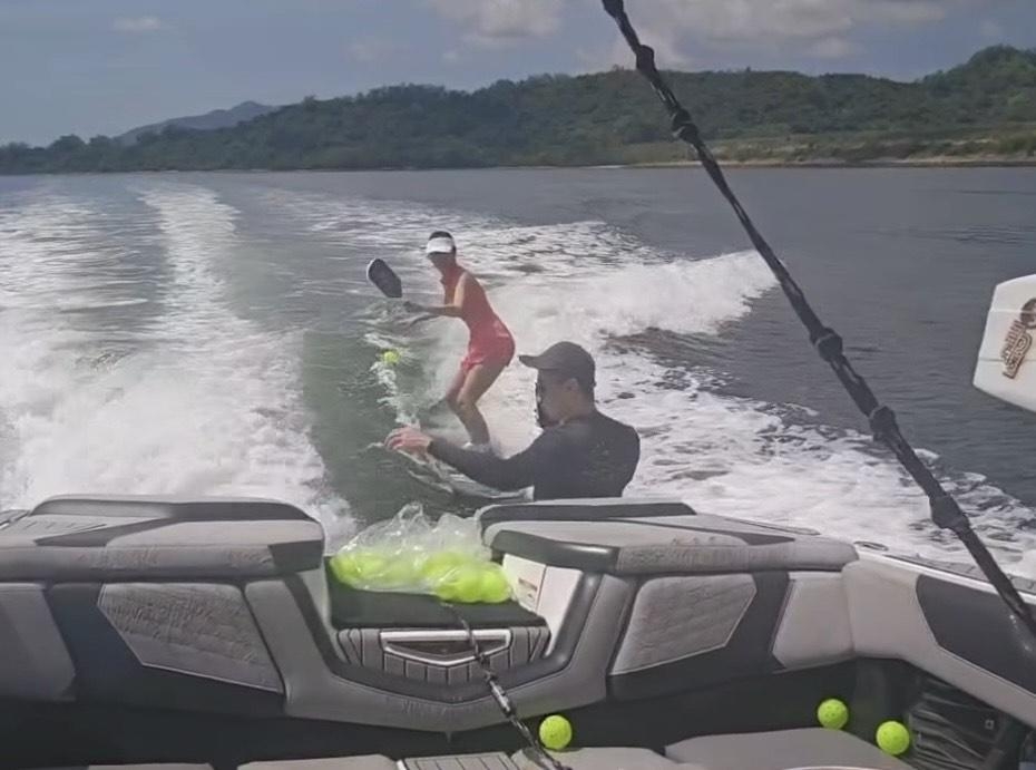 陈庭欣边冲浪边打匹克球 网民怒斥污染海洋