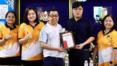 陈逸发:藤鞭爱心兼施   软硬教育缺一不可