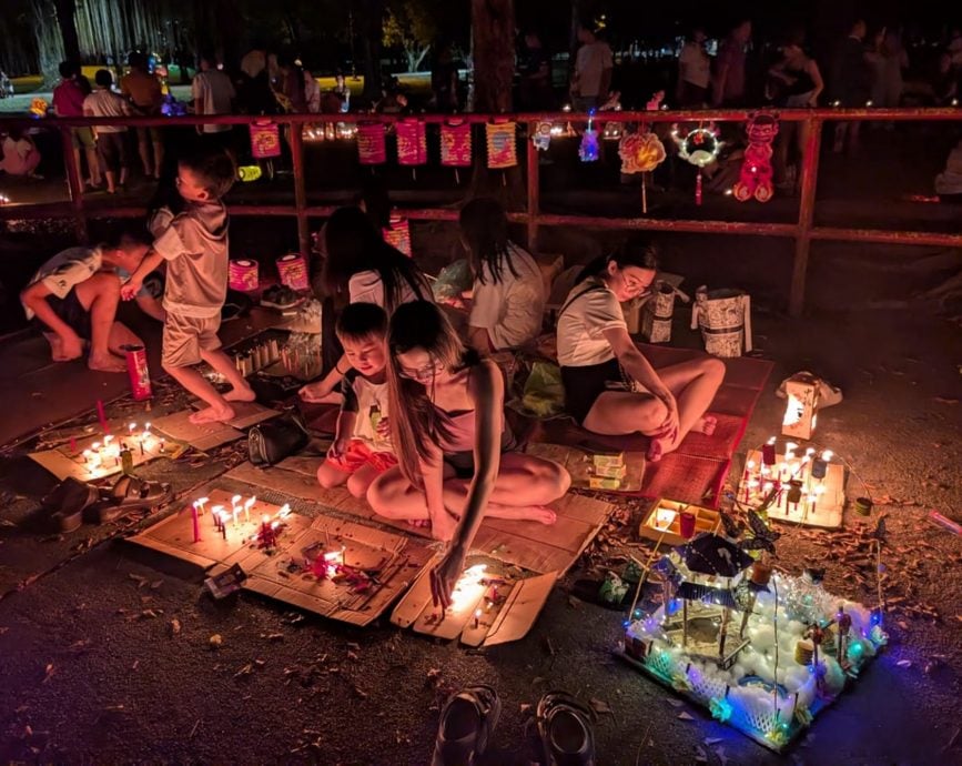 雨过天晴太平湖现人潮 提灯点烛欢聚餐庆中秋