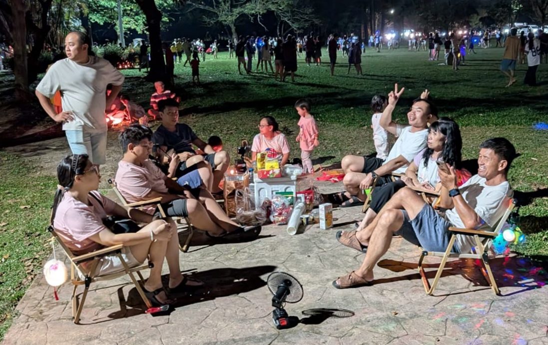 雨过天晴太平湖现人潮 提灯点烛欢聚餐庆中秋