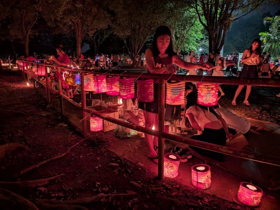 雨过天晴太平湖现人潮 提灯点烛欢聚餐庆中秋