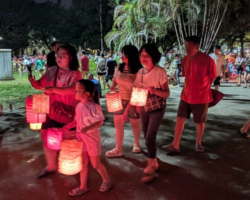 雨过天晴太平湖现人潮 提灯点烛欢聚餐庆中秋