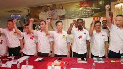 霹民政党代表大会  刘华才吁多接触人民