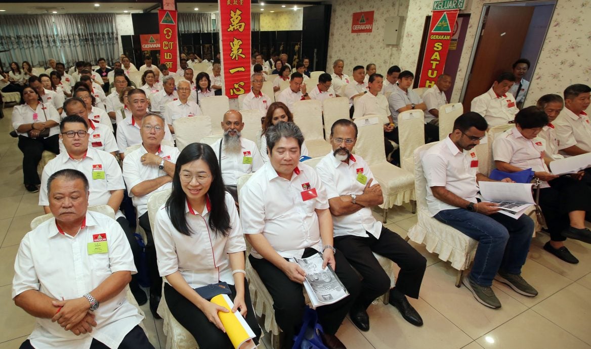 霹民政党代表大会 刘华才吁多接触人民