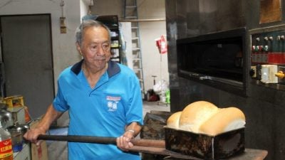老店寻踪｜潘记延续70年古早味   3双手 烤出传统面包香