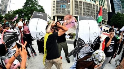 拍打撕毁特朗普画像 青年纠集会“拒美霸权”