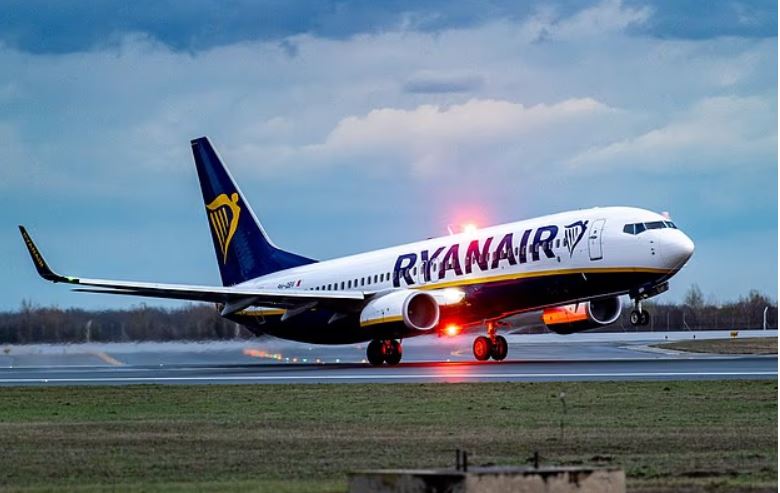 风暴中尝试降落近2小时皆失败 英客机落地油箱剩油“只够飞6分钟”