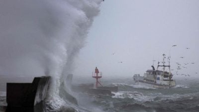 风暴本杰明吹袭法国 10万户停电列车停驶