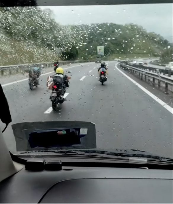 飙车党扮超人挡道 救护车司机怒吼：极度愚蠢！