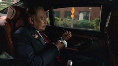 首相紧凑外交后的喘息  “一句号”照片获许多留言鼓励