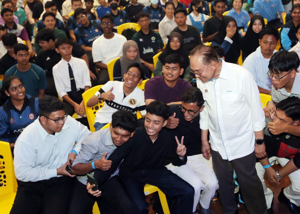 首相:优秀生无法进公立大学引争议 增1500学额给预科班STPM生