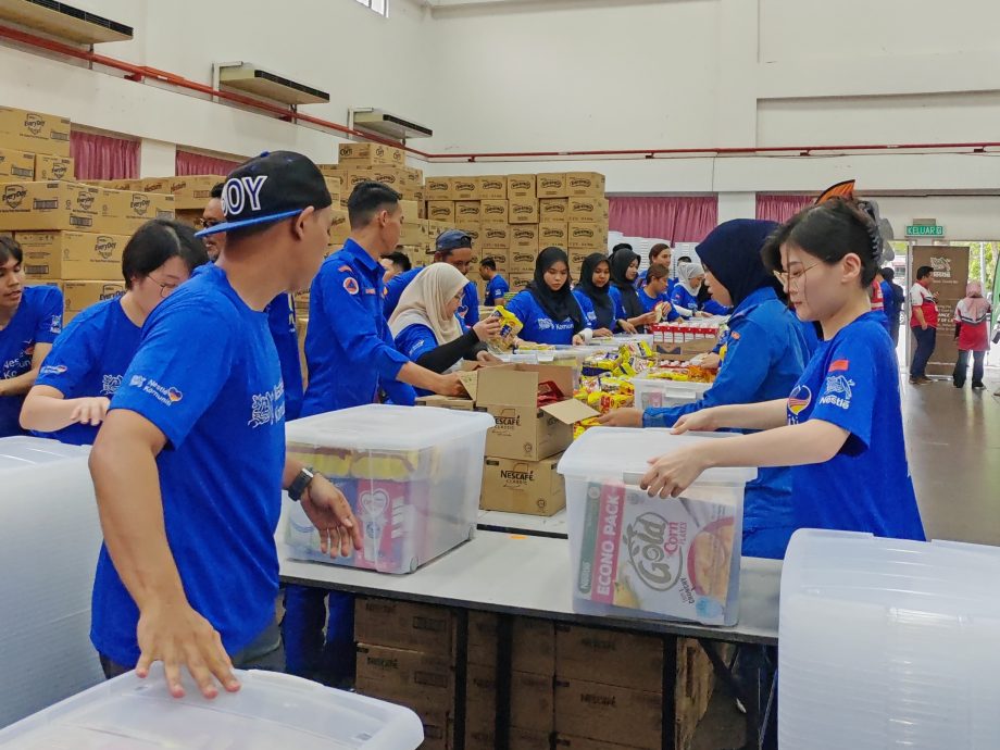 马来西亚红新月会与雀巢 准备食品救济包以应对洪水灾害