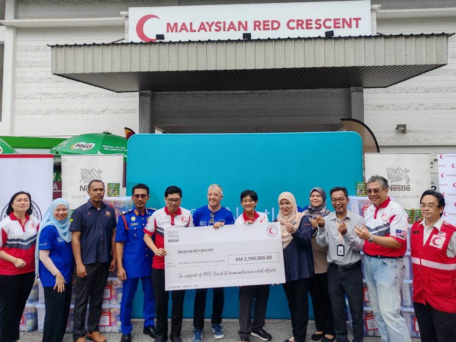 马来西亚红新月会与雀巢 准备食品救济包以应对洪水灾害