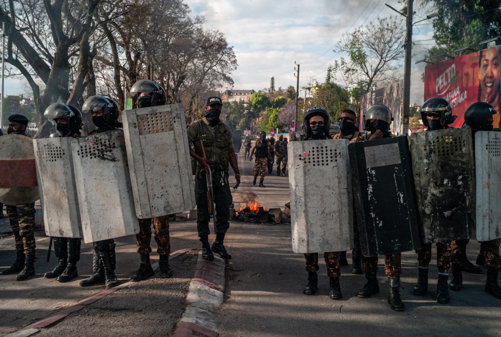 马达加斯加首都Z世代抗议酿死伤 正反阵营同日上街对峙