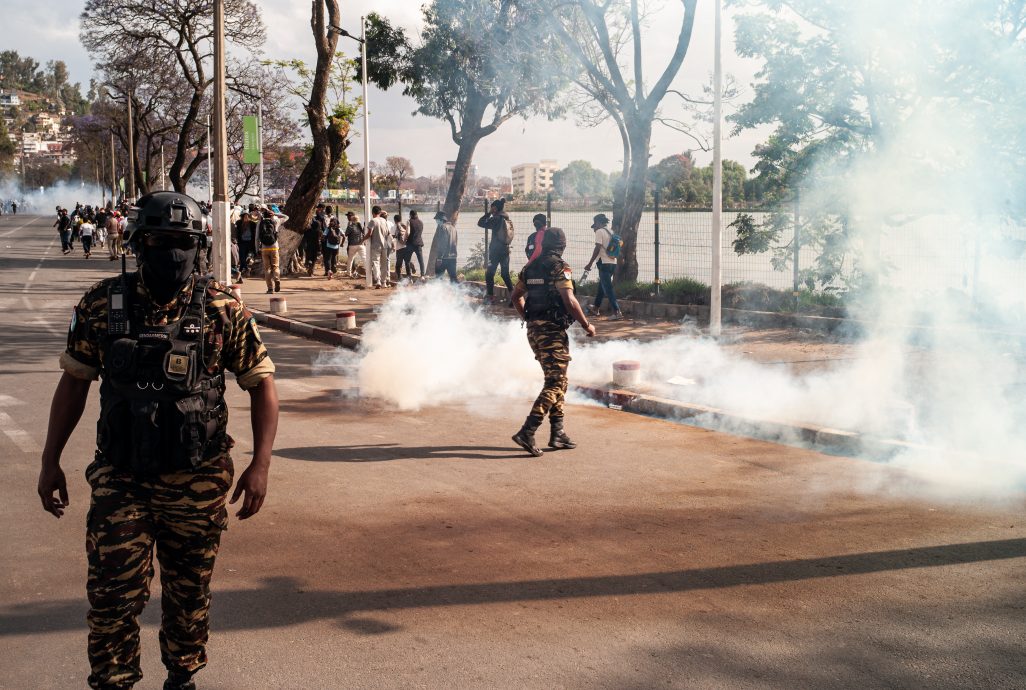 马达加斯加首都Z世代抗议酿死伤 正反阵营同日上街对峙